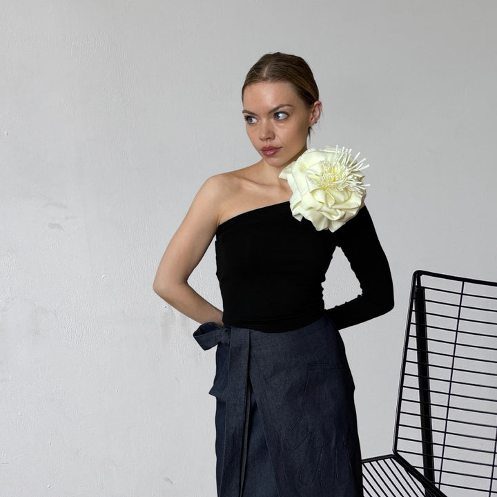 Black One Sleeve Top With White Flower Pin
