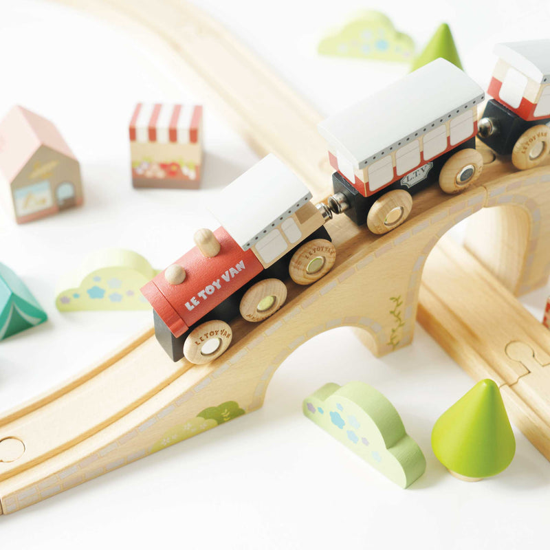 Le Toy Van Figure Of 8 Train Set