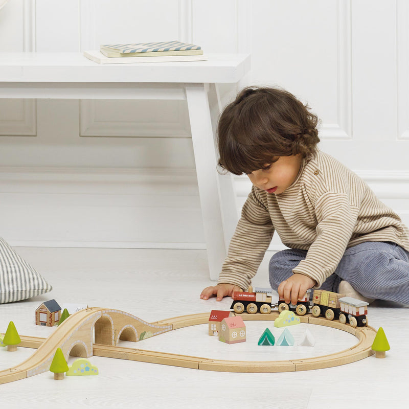Le Toy Van Figure Of 8 Train Set