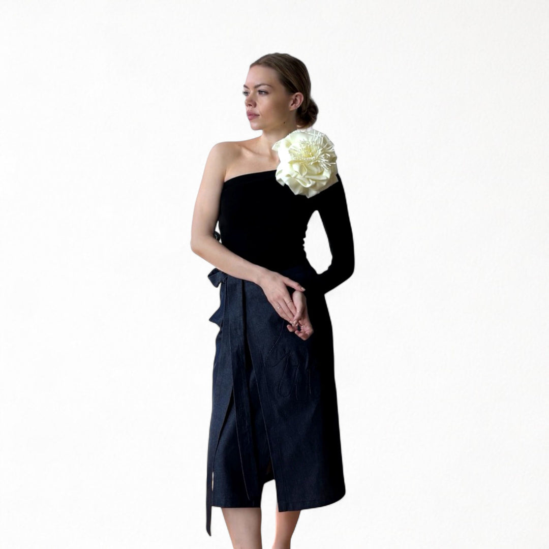 Black one sleeve top with white flower pin